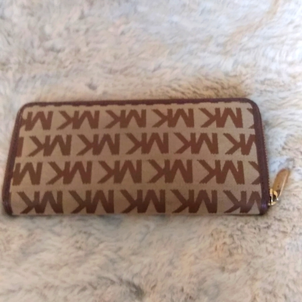VGUC. Michael kors tote with matching expandable full length wallet. - Picture 9 of 11
